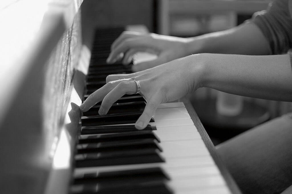 ناخن بلند و نوازندگی پیانو